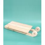 Фото новогодних подвесок Санки деревянные