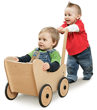 Фоновое изображение двух детей с коляской